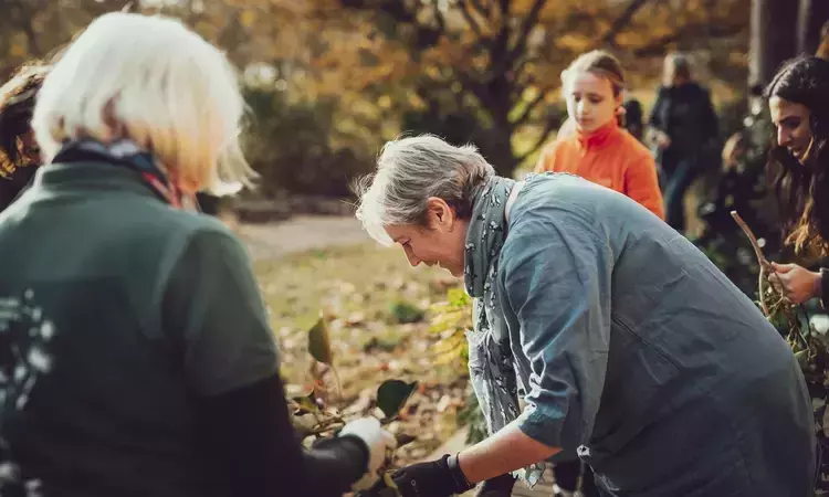 Women on a Wreath making community course