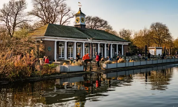 Serpentine Lido Café in winter