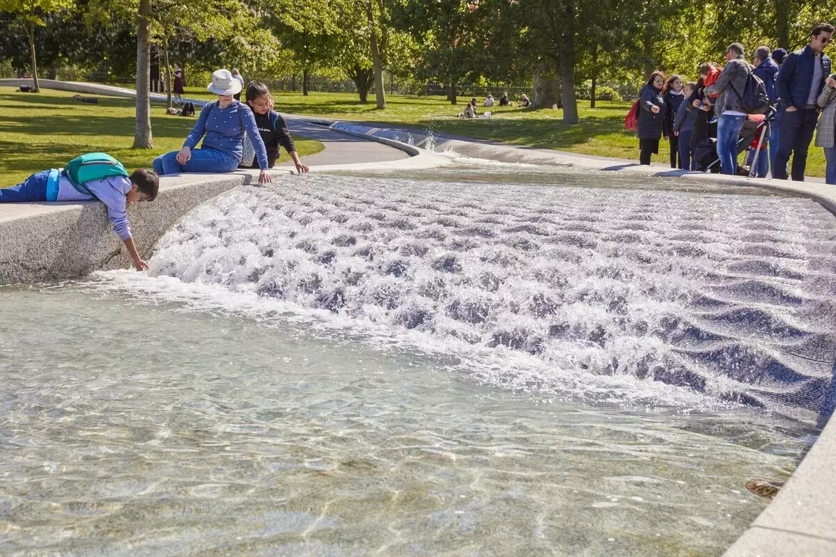 People at the Diana Memorial Fountain